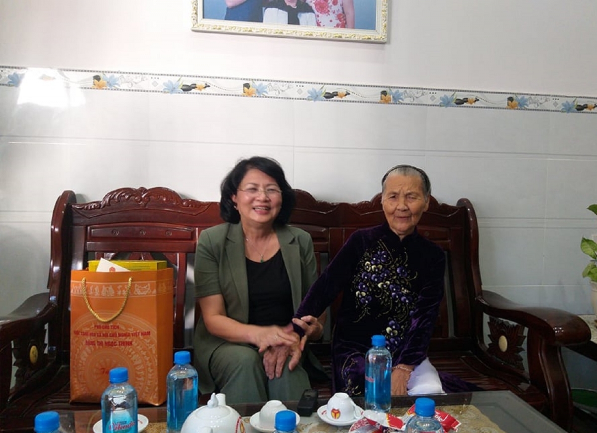 Phó Chủ tịch nước thăm Mẹ Việt Nam anh hùng Võ Thị Thiện ở TP Nha Trang