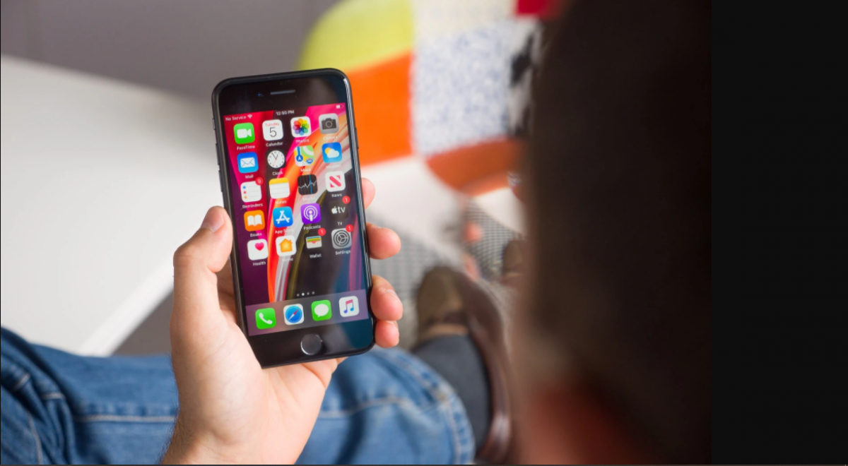 Trên thị trường smartphone, khoảng cách giữa tầm trung và cao cấp ngày càng thu hẹp, để tìm kiếm mẫu điện thoại phù hợp với nhu cầu, giá cả phải chăng cũng không dễ dàng. Tại sao cần bỏ ra tới hơn 1000 USD cho một chiếc điện thoại trong khi có những mẫu dưới 400 USD có thể đáp ứng nhu cầu tương đương.