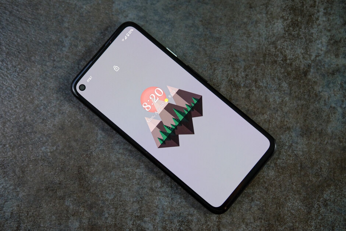 Google Pixel 4a là một chiếc smartphone tầm trung được trang bị chip 700-series và thiết kế cũng hiện đại hơn, hoàn toàn phù hợp với xu hướng năm 2020. Điểm hạn chế duy nhất của thiết bị là thiết kế vỏ nhựa và không có tính năng sạc không dây.