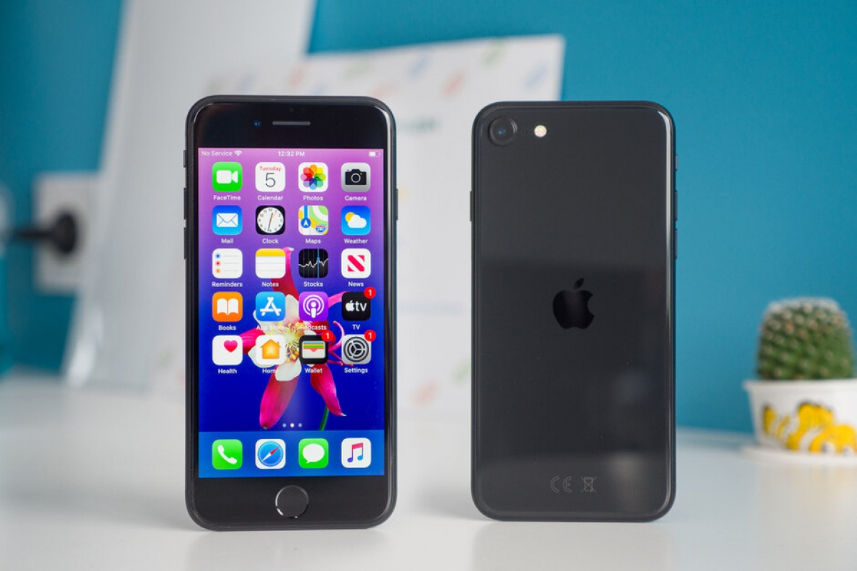 Apple iPhone SE (2020) được coi như một làn sóng mạnh của phân khúc bình dân, với kích thước nhỏ gọn nhưng sở hữu chip A13 Bionic có hiệu suất “khủng”, có thể xử lý bất cứ ứng dụng nào đang chạy hiện nay và trong thời gian tới. Tuy nhiên, sản phẩm cũng không có tính năng sạc không dây.