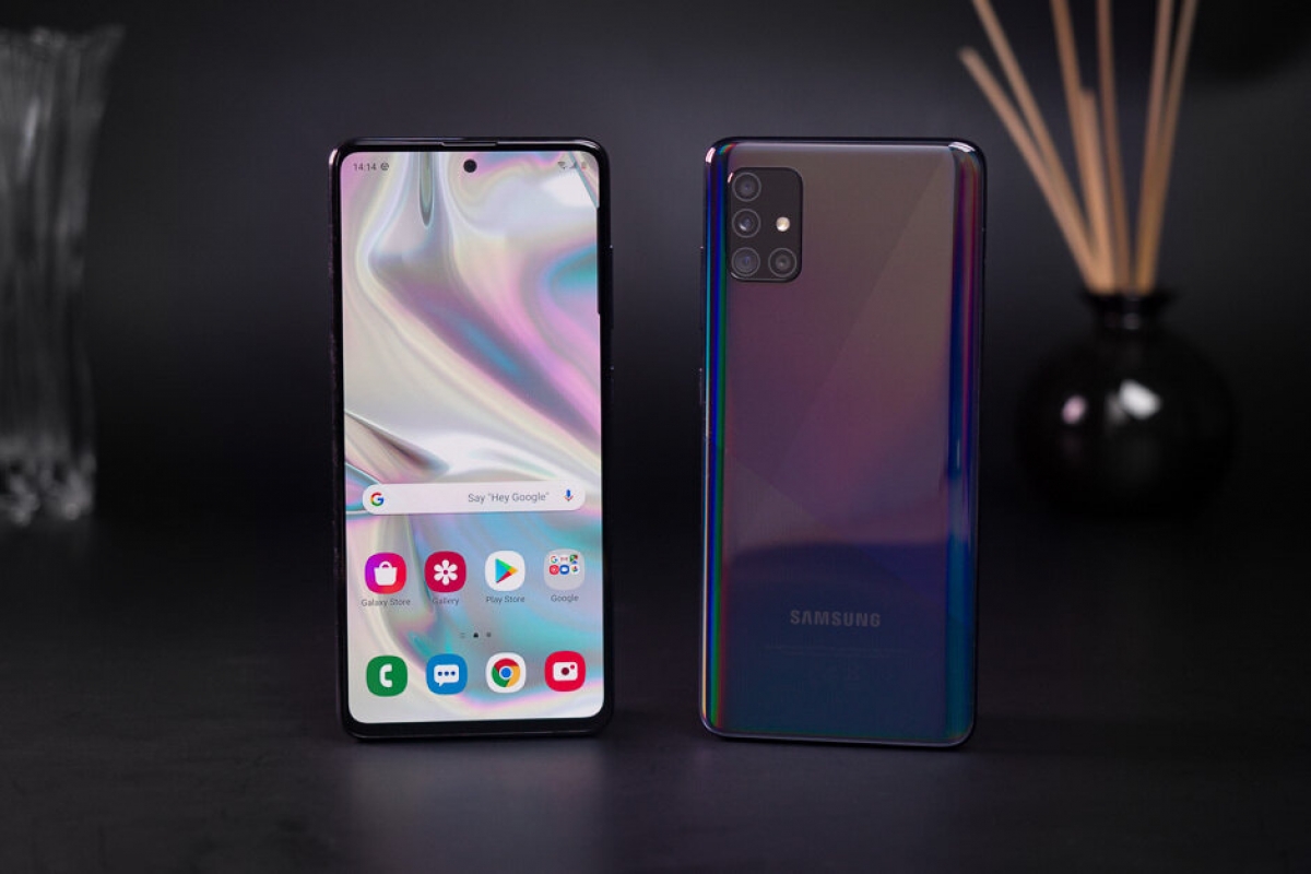 Samsung Galaxy A51 được coi là một bước tiến lớn so với A50, có màn hình Infinite-O của Samsung thường được dành cho các thiết bị cao cấp hơn. Đồng thời, thiết bị có cảm biến vân tay trong màn hình, một tính năng hiếm trong các sản phẩm phân khúc bình dân. Ngoài ra, chỉ dưới 400 USD, người dùng được sở hữu một camera chính 48MP, ghép nối với một ống kính siêu rộng, một ống kính macro; một camera selfie 32MP.