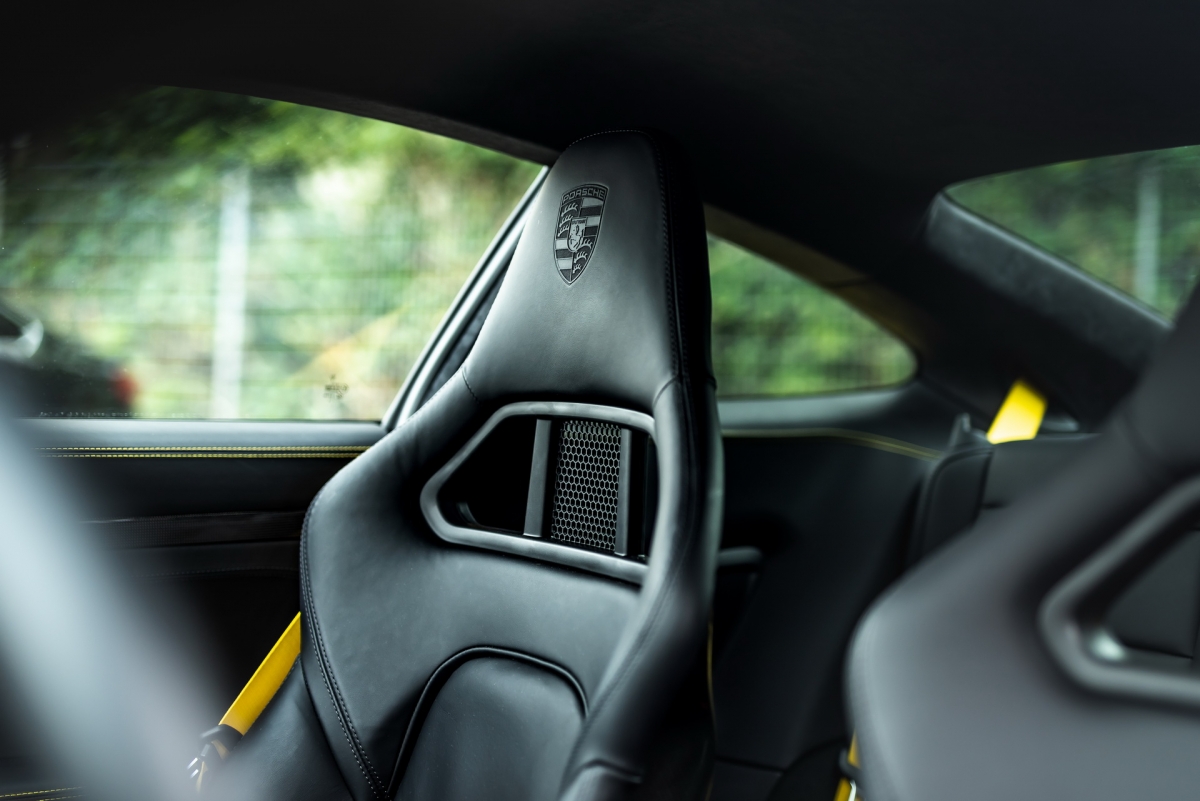 
991.2 Turbo S có thể thực hiện được việc này là nhờ điều chỉnh động cơ tăng áp kép, 6 xi lanh 3.8 L với turbo cải tiến, bộ làm mát mới, bộ lọc khí thể thao và khe hút gió bằng nhôm.
 