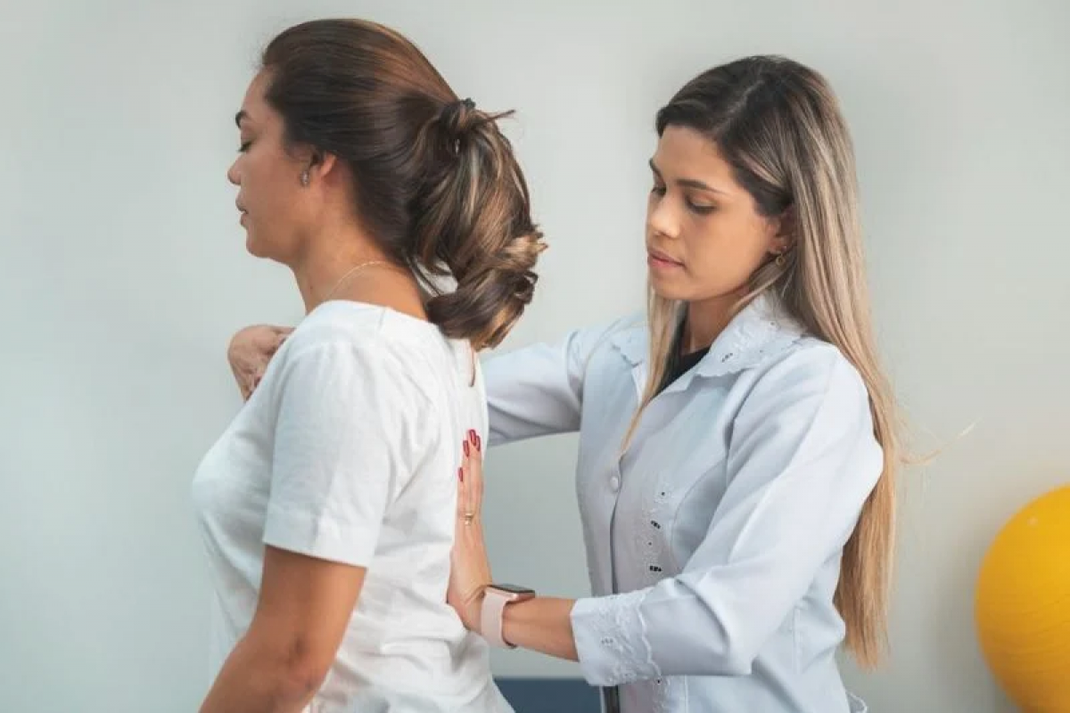 Tư thế đứng chuẩn: Khi đứng, trọng lượng của cơ thể nên dồn về phía ức bàn chân, đầu gối hơi gập, và hai bàn chân cách nhau một khoảng bằng vai. Nếu bạn phải đứng lâu, hãy nhẹ nhàng chuyển trọng tâm từ ngón chân sang gót chân, hoặc từ chân này sang chân khác.