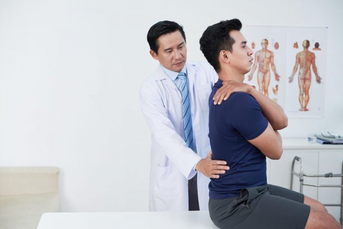 Tư thế đầu và cằm: Tư thế đứng còn bao gồm cả tư thế đầu, cằm và cổ. Bạn nên giữ đầu thẳng, tránh cúi, ngửa hay nghiêng đầu sang hai bên. Nên duy trì tư thế sao cho hai lỗ tai và hai vai thẳng hàng với nhau.