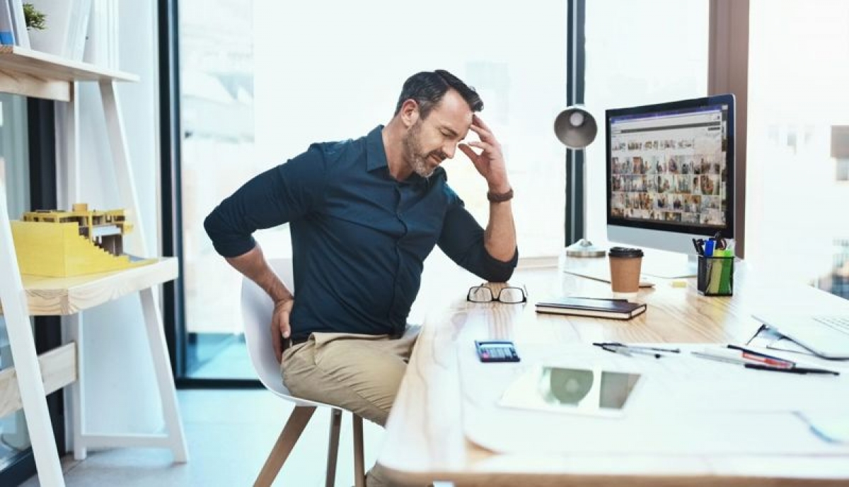 Hậu quả của việc đứng ngồi sai tư thế: Đứng hoặc ngồi sai tư thế có thể gây hao mòn sức lực, tăng nguy cơ chấn thương và gây các cơn đau. Sai tư thế còn ảnh hưởng đến độ linh hoạt của các khớp, giảm thăng bằng cơ thể và thậm chí gây khó thở và khó tiêu.