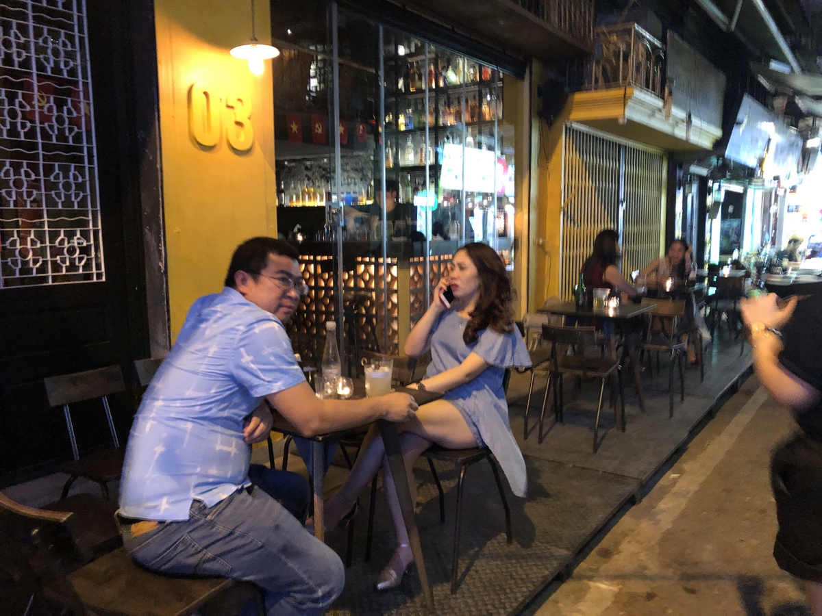 Bên ngoài một quán bar.