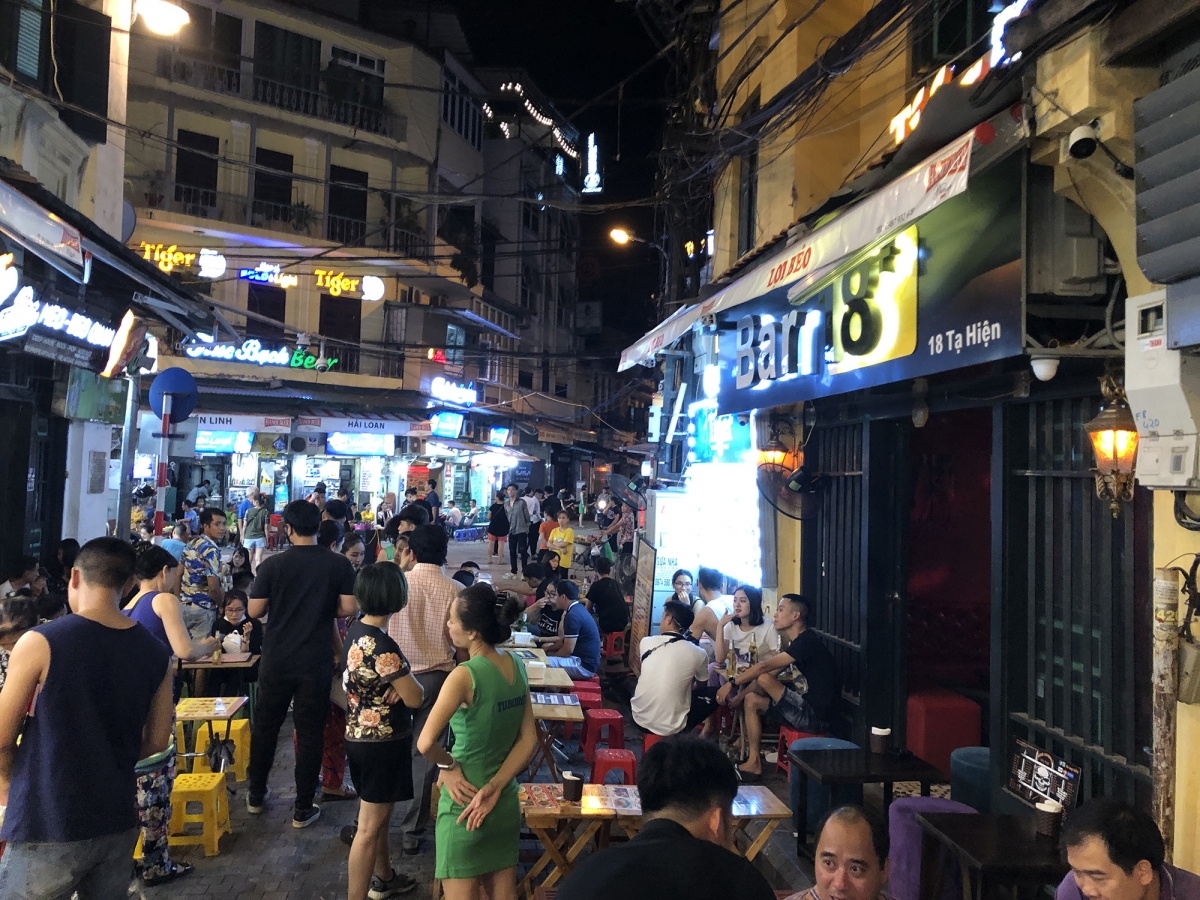 Nhiều bàn không có khách.