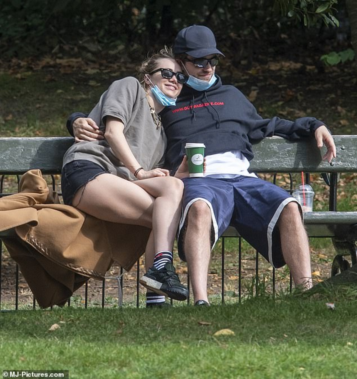 Robert Pattinson và bạn gái Suki Waterhouse vui vẻ đi dạo trong công viên ở London ngày 16/9 vừa qua, theo giờ địa phương.