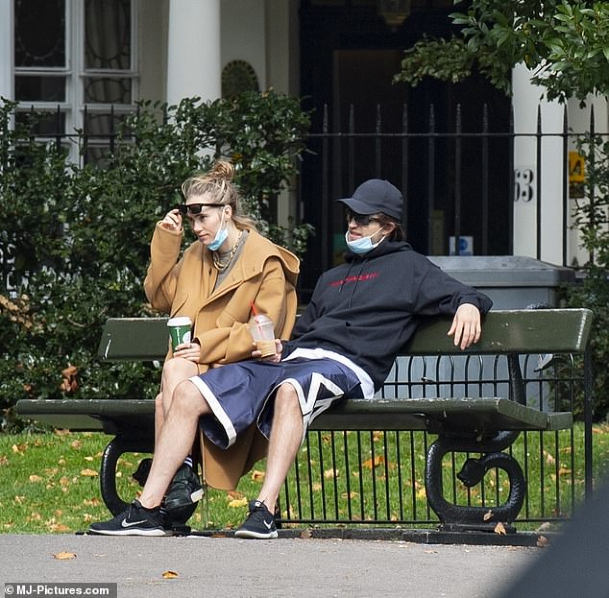 Được biết, đoàn làm phim vẫn tiếp tục quay trong thời gian vắng mặt Robert Pattinson.