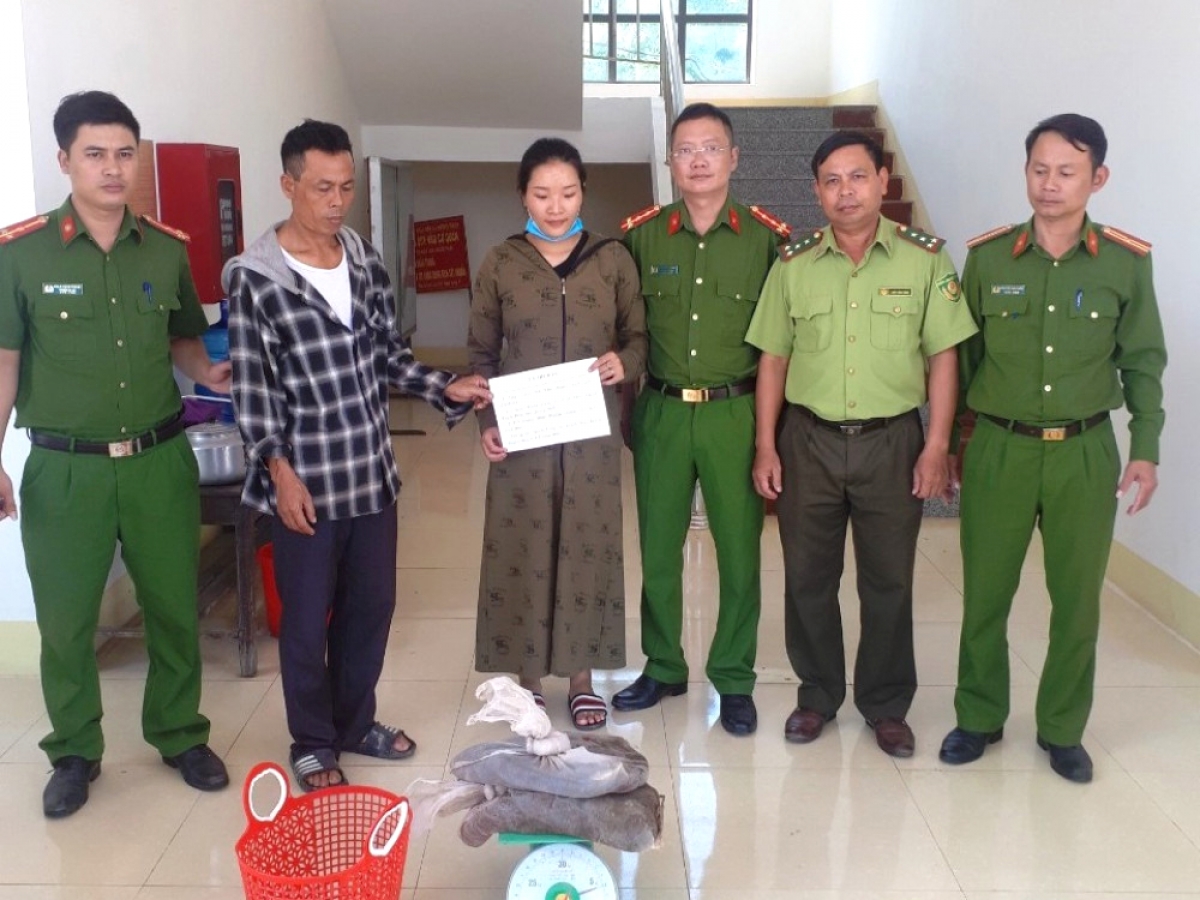 Hai đối tượng cùng tang vật (Ảnh: C.A)