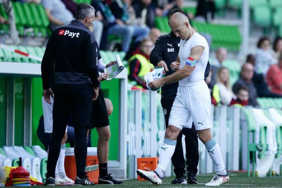 Robben chấn thương ngay sau 30 phút tái xuất sân cỏ. (Ảnh: Getty).