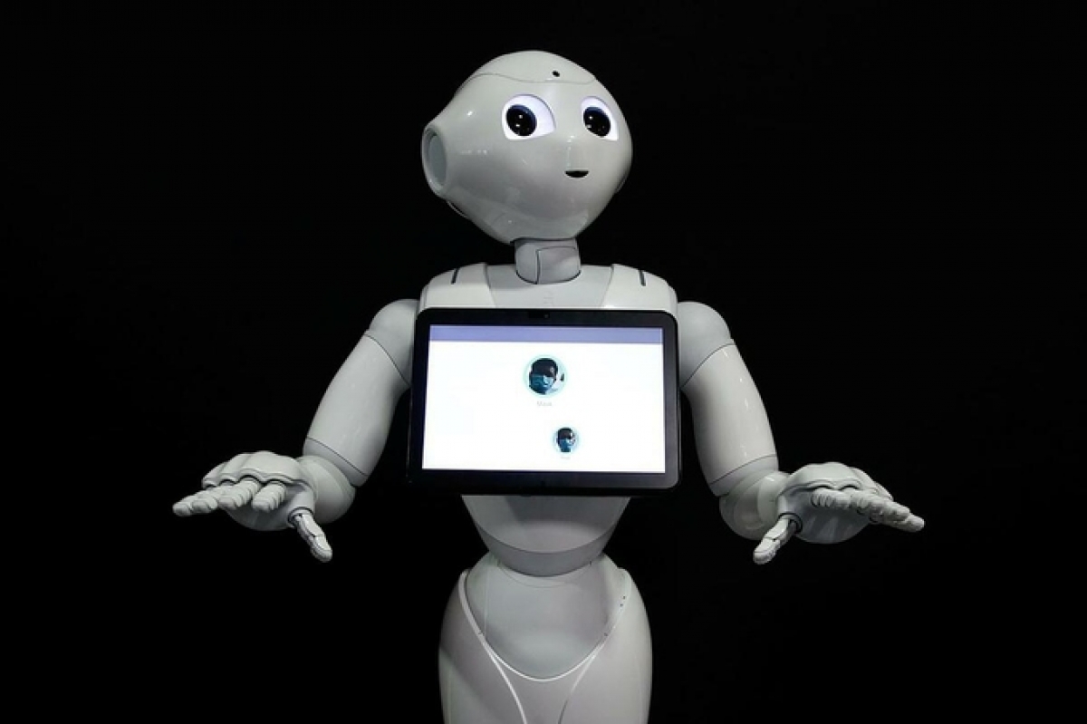 Robot Pepper phát hiện con người có hay không đeo khẩu trang, trưng bày tại nhà phát triển robot SoftBank Robotics ở Paris, Pháp, ngày 8/9. Ảnh: Reuters.