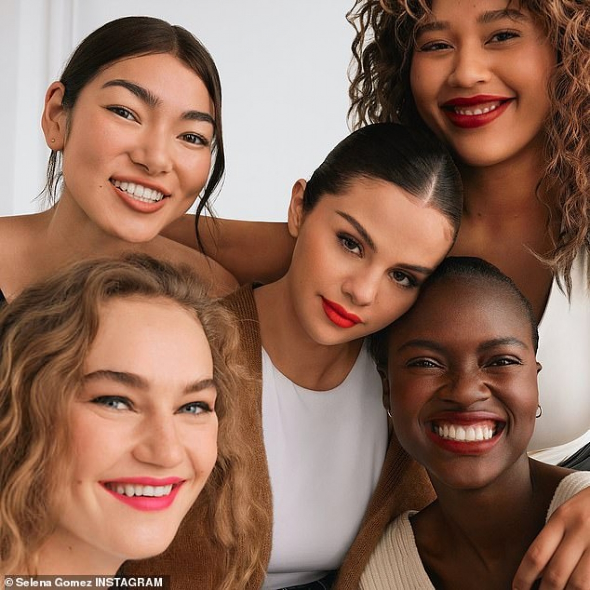 Đồng thời, Selena Gomez thừa nhận, “Tôi cũng cảm thấy thoải mái khi biết rằng tôi không đơn độc, và tôi sẽ vượt qua được mọi khó khăn, trở ngại xuất hiện trong cuộc sống của mình./.