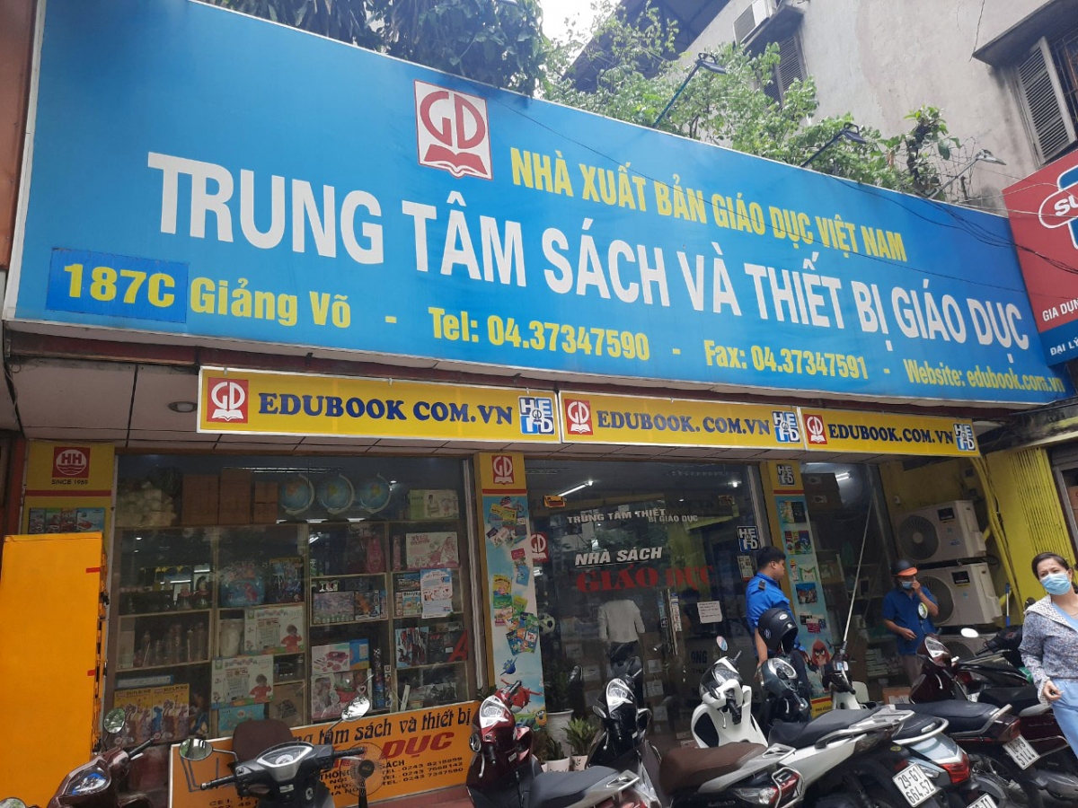 Nhà sách thuộc Nhà Xuất bản Giáo dục Việt Nam trên đường Giảng Võ "cháy hàng" SGK lớp 6 từ nhiều ngày nay.
