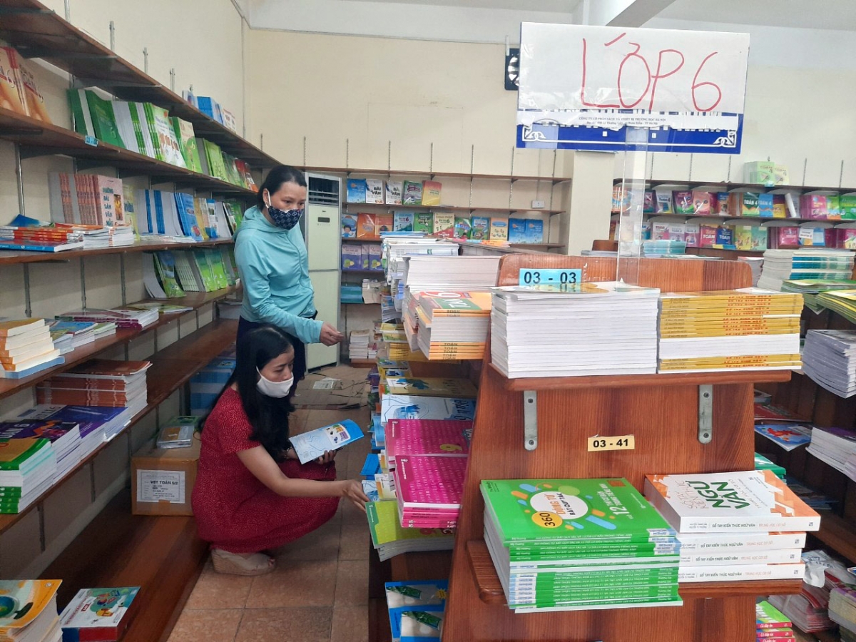 Nhiều phụ huynh chật vật đi mua đủ sách cho con đầu năm học mới.