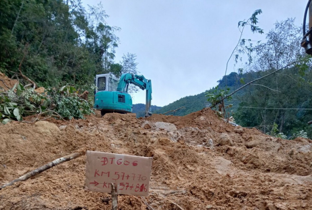 Điểm sạt lở trên tỉnh lộ 606 đoạn giáp ranh 2 xã AXan và Ch'ơm, huyện Tây Giang.
