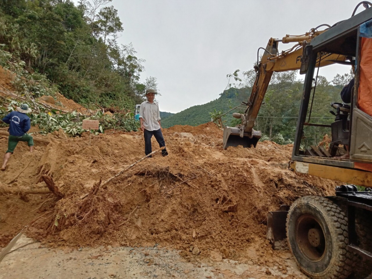 Các đơn vị đang tập trung khắc phục điểm sạt lở.