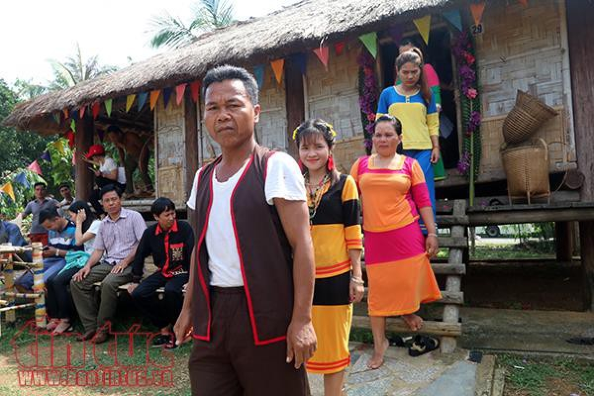 Mặc dù theo chế độ mẫu hệ, nhưng trong tình yêu, chàng trai vẫn là người chủ động. (Ảnh: baotintuc.vn)