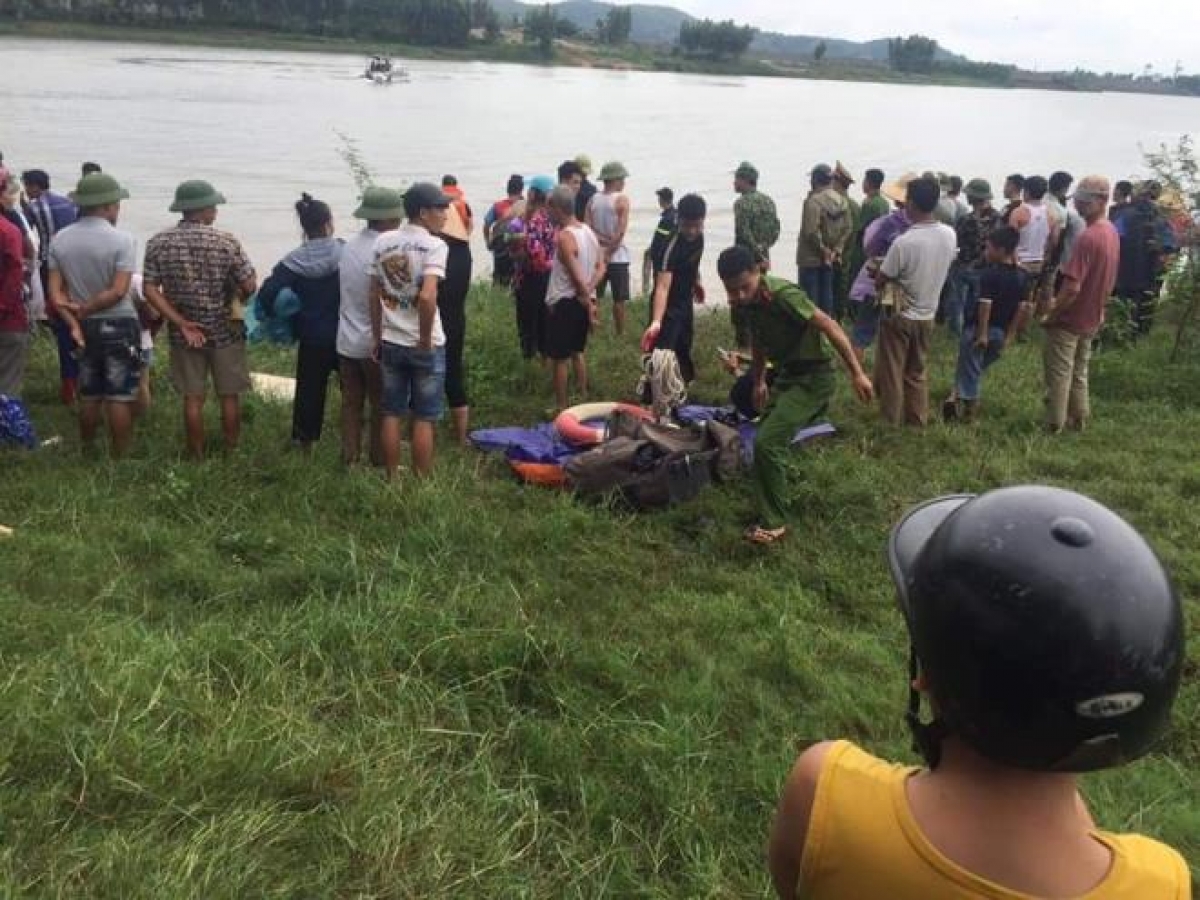 Người dân và lực lượng cứu hộ tìm kiếm thi thể 2 nạn nhân.