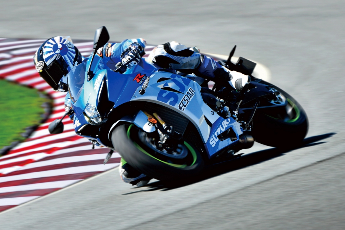 
Theo Giám đốc mảng xe máy của Suzuki GB – ông Jonathan Martin: "Dòng GSX-R và cụ thể là 1000 từ lâu đã là dòng xe thể thao hàng đầu với lịch sử lẫy lừng trên cả đường trường và đường đua...
 