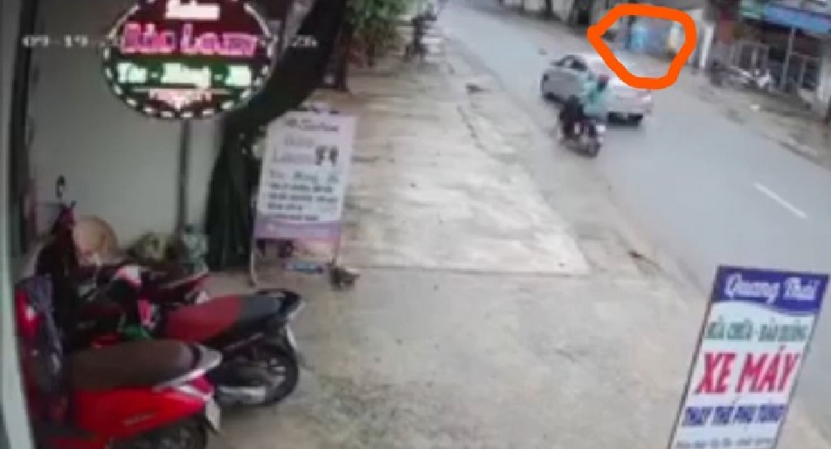 Người phụ nữ điều khiển xe máy bị hất bay lên không trung