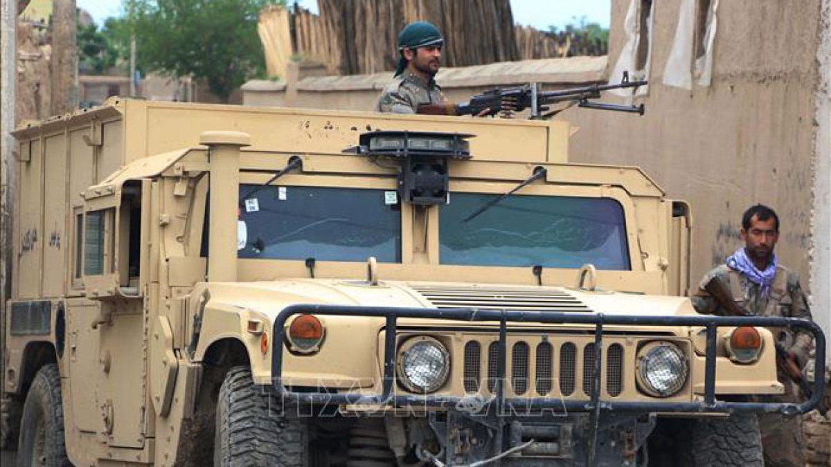 Lực lượng an ninh Afghanistan giao tranh với phiến quân Taliban ở tỉnh Kunduz ngày 13/4/2019. Ảnh: THX/TTXVN
