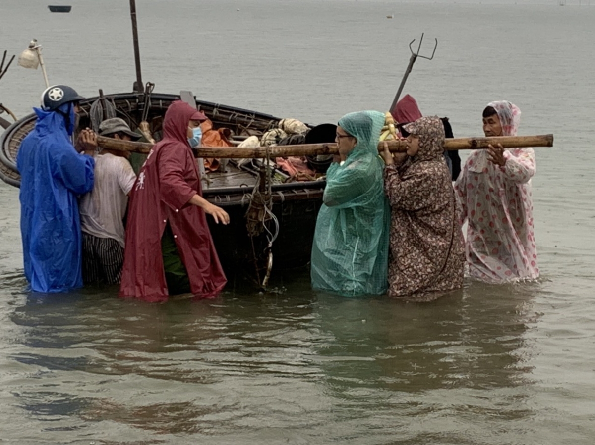 Người dân phường Thọ Quang, quận Sơn Trà, thành phố Đà Nẵng đưa thuyền thúng lên bờ.