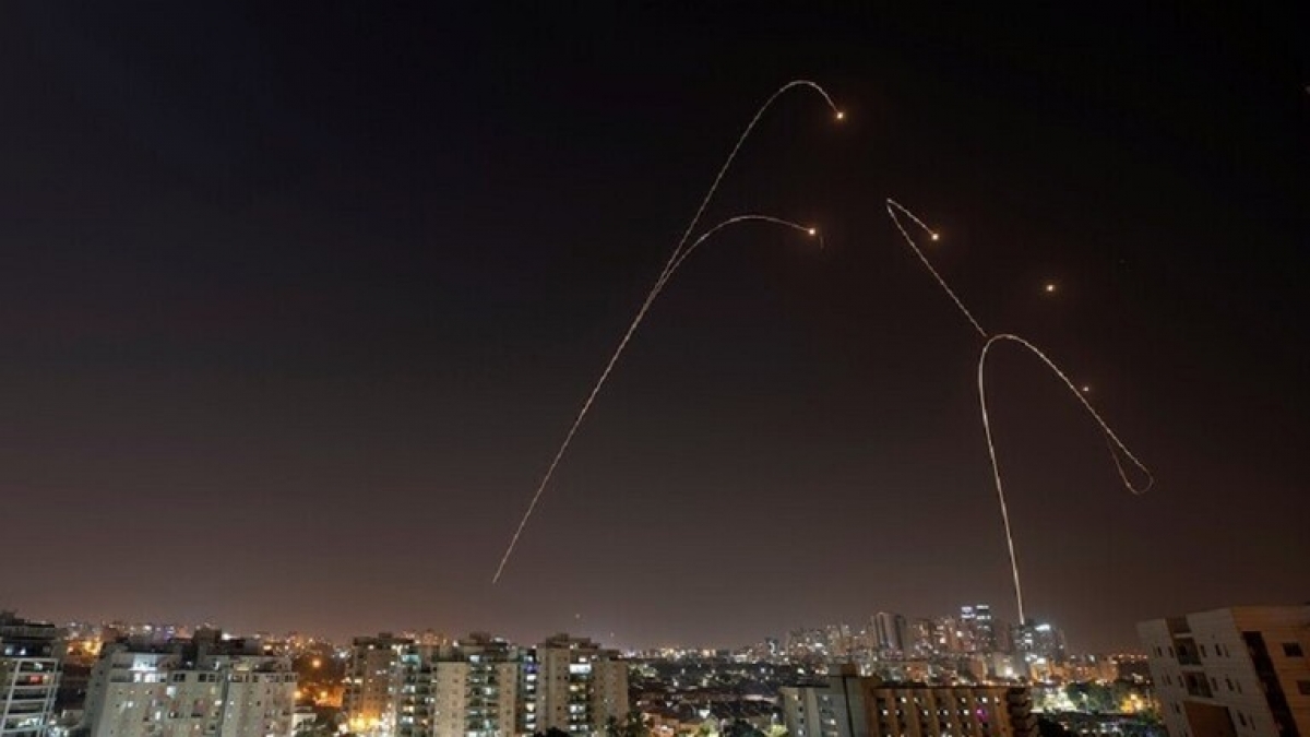Tên lửa từ Gaza bắn vào miền nam Israel - Ảnh Reuters.