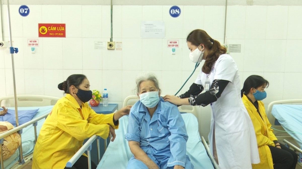 Nhóm bệnh nhân người cao tuổi được y tế cơ sở đặc biệt quan tâm và theo dõi trong tình hình diễn biến phức tạp của đại dịch Covid- 19. (Ảnh minh họa: Thainguyentv.vn)