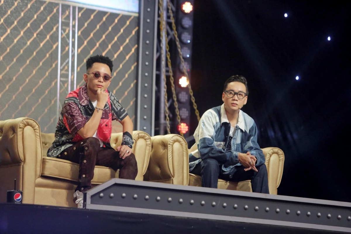 Rhymastic diện áo hoạ tiết độc lạ từ thương hiệu Palm Angels có giá trị hơn 23 triệu VNĐ cùng chiếc quần mang thiết kế với 2 hàng khuy chạy dọc hông của Shadow. Trong khi đó, JustaTee lại chuộng những thiết kế của các thương hiệu Việt với áo thun của Môi Điên và áo khoác denim của Quý Cao Concept. 