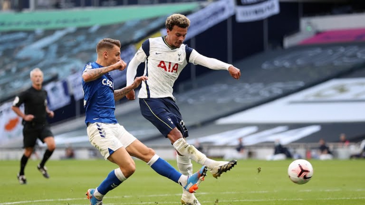 Dele Alli bỏ lỡ cơ hội ghi bàn cho Tottenham (Ảnh: Reuters).
