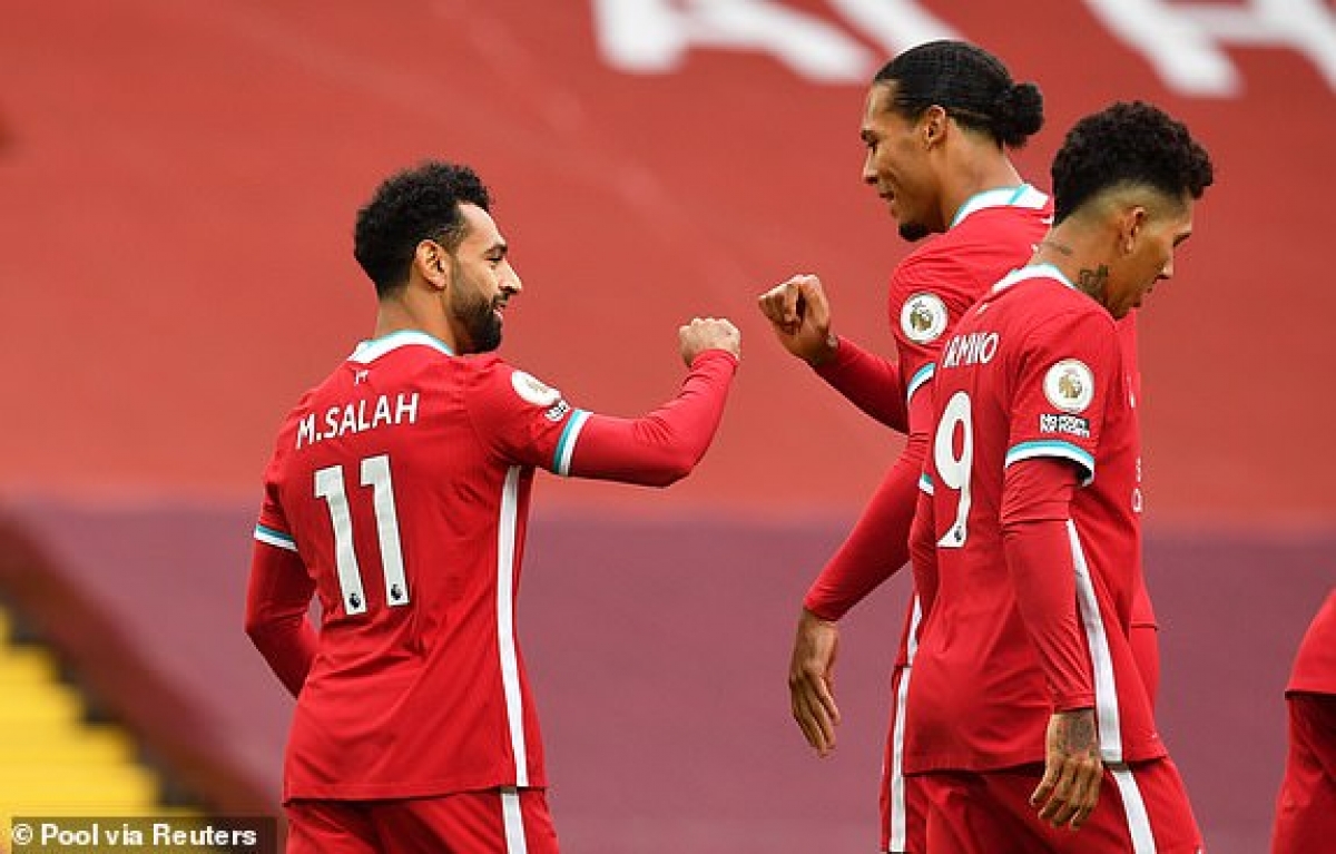 Sau Salah, tới lượt Van Dijk lập công đưa Liverpool vượt lên trước Leeds United. (Ảnh: Reuters).