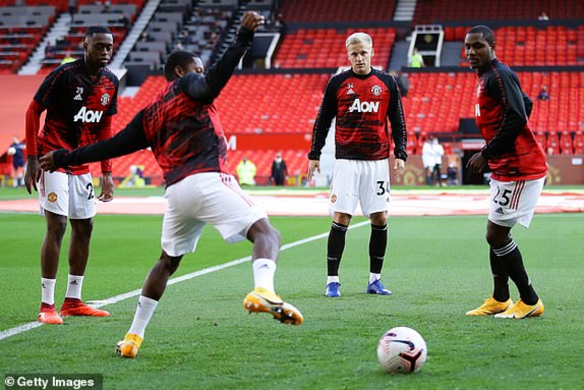 Bom tấn Van de Beek dự bị. (Ảnh: Getty)