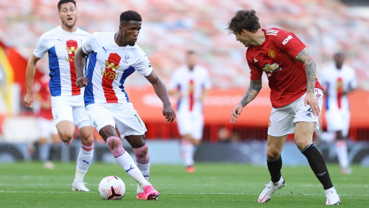 Zaha đang làm khổ hàng thủ đội bóng cũ. (Ảnh: Premier League).