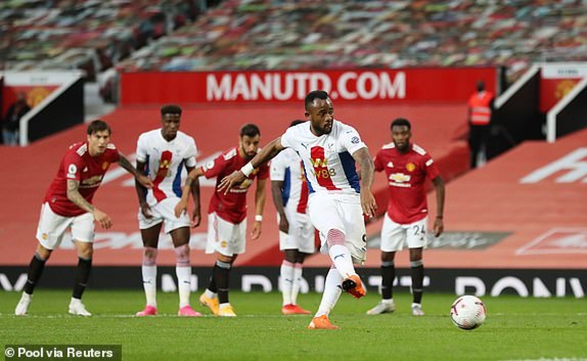 Tình huống Ayew không thể chiến thắng De Gea trên chấm phạt đền. (Ảnh: Reuters).