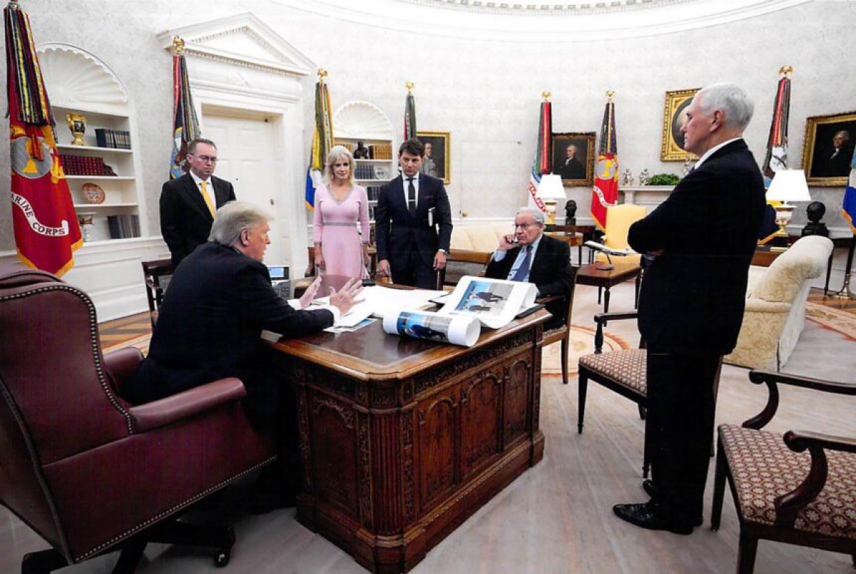 Tổng thống Donald Trump trò chuyện với nhà báo Bob Woodward vào tháng 12/2019. Ảnh: White House