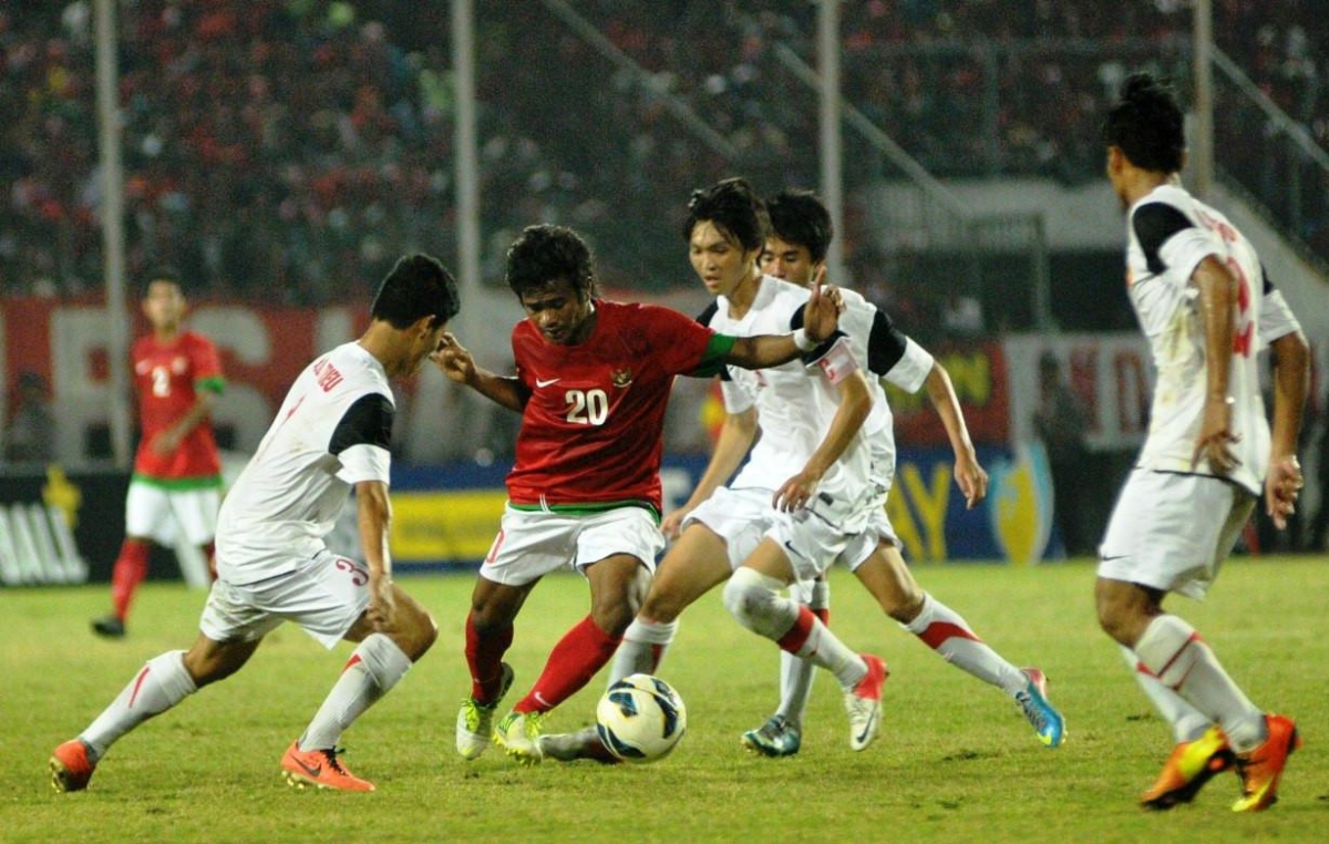 Hình ảnh trận đấu U19 Indonesia thi triển lối đá "triệt hạ" trước U19 Việt Nam 7 năm trước. (Ảnh: Bola).