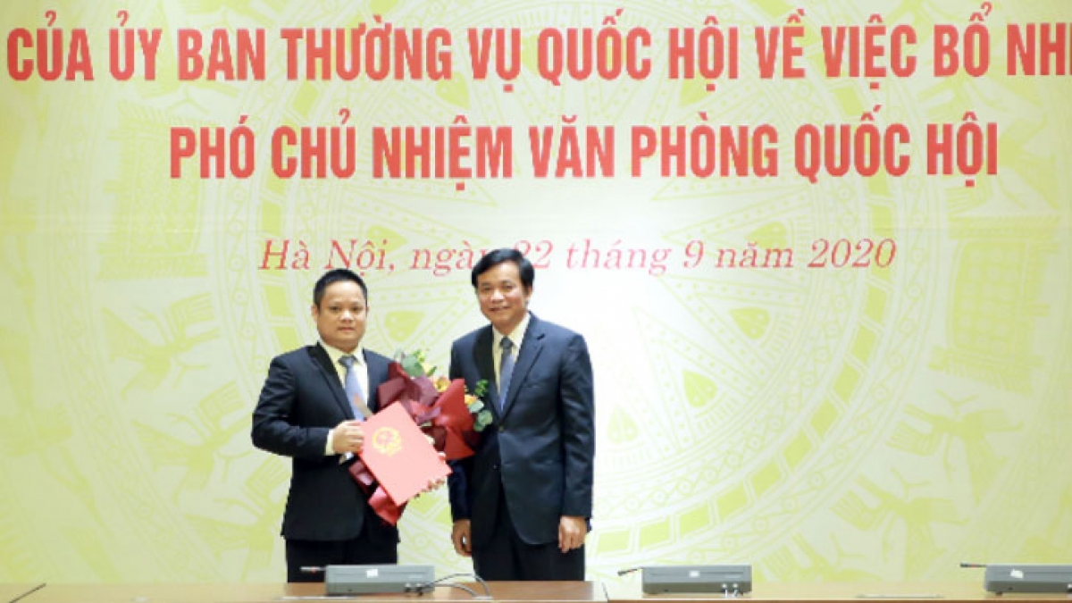 Tổng Thư ký Quốc hội, Chủ nhiệm Văn phòng Quốc hội Nguyễn Hạnh Phúc trao Nghị quyết của Ủy ban Thường vụ Quốc hội cho ông Vũ Minh Tuấn. (Ảnh: Đại biểu nhân dân)