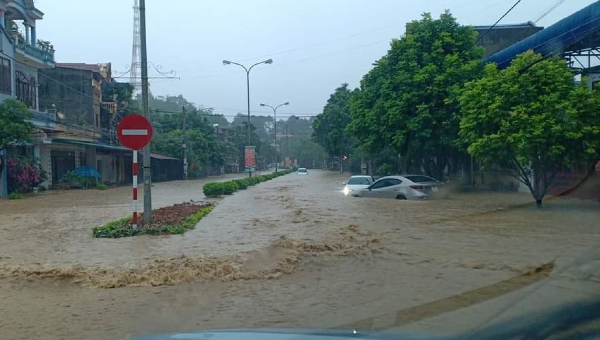 Mưa lớn khiến nhiều tuyến đường ở Thành phố Bắc Kạn ngập úng cục bộ