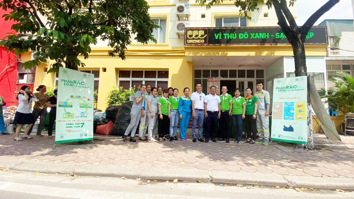 Chương trình "đổi rác lấy quà" nhận được sự hưởng ứng của người dân.