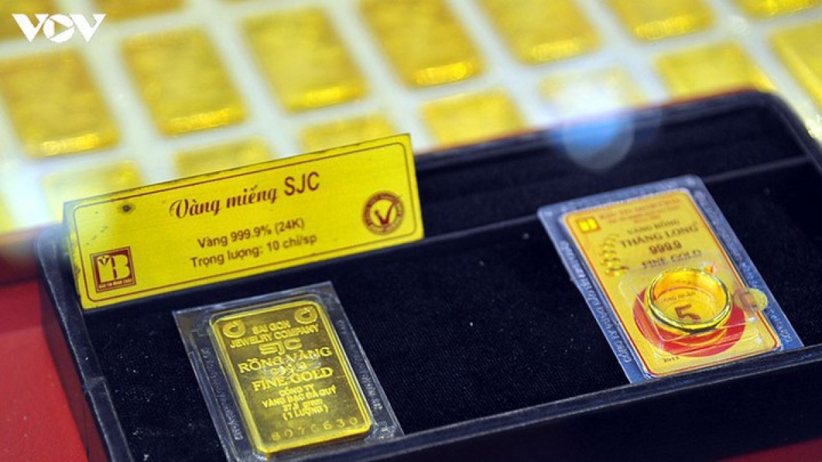 Giá vàng trong nước thấp hơn giá vàng thế giới hơn 2 triệu đồng/lượng