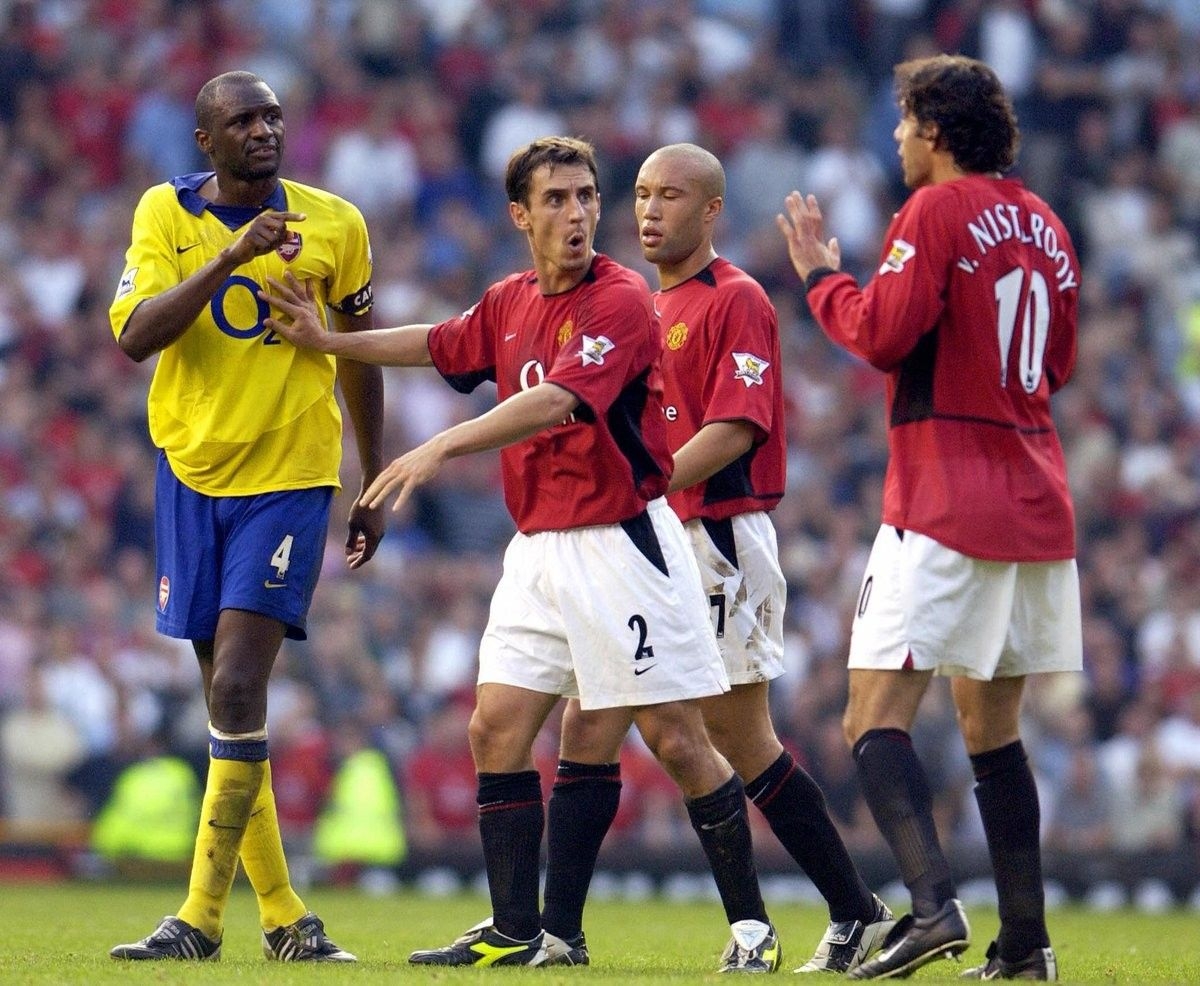 Pha tranh chấp giữa Vieira và Nistelrooy tạo nên sự lộn xộn ở trận đấu giữa MU và Arsenal cách đây 17 năm. (Ảnh: Getty).