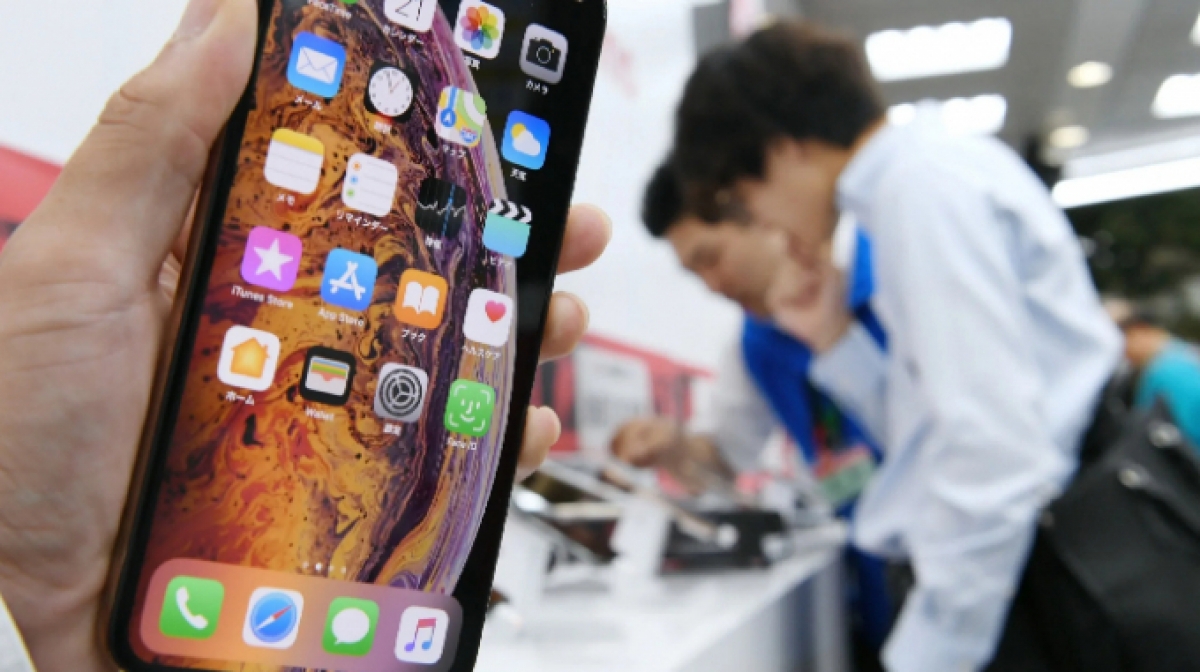 Người dùng Nhật Bản mua iPhone. Ảnh: Toshiki Sasazu/Nikkei
