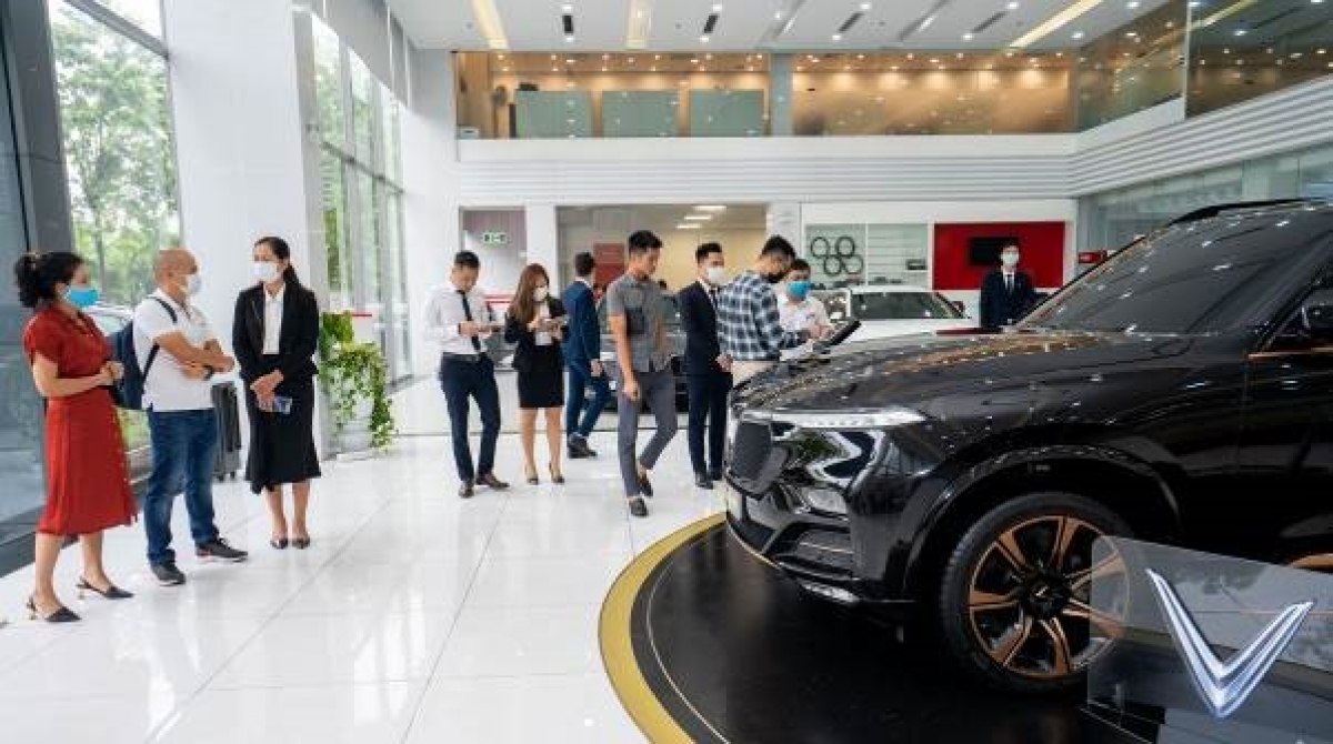 Bất chấp trời mưa xối xả, ngay trong buổi sáng 7/9, khách đã tấp nập kéo đến showroom Đại Việt (quận Long Biên), 1 trong 2 địa điểm tại Hà Nội trưng bày mẫu xe President. Đây là một trong những mẫu SUV mạnh mẽ nhất hiện nay, biểu trưng cho chất lượng của thương hiệu ô tô Việt sau 2 năm ra mắt. Đại diện VinFast cho biết hãng mong muốn giới thiệu mẫu xe này đến những người Việt Nam thành đạt, tiên phong và có tinh thần tự tôn dân tộc.