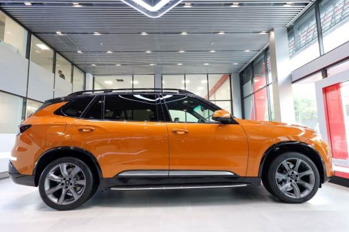 Là chiếc xe dành cho “ông chủ”, dù vẫn sở hữu 3 hàng ghế như mọi dòng SUV full-size nhưng hàng ghế thứ 2 của VinFast President được quan tâm hơn cả. Nhờ trục cơ sở kéo dài, khoảng để chân ở hàng ghế thứ hai tăng thêm 200mm, tạo nên sự thoải mái tuyệt đối cho người ngồi sau. Theo chuyên gia về ô tô Nguyễn Thái Bình, kéo dài trục cơ sở là cuộc đua tính bằng milimet giữa các hãng xe bởi đây không đơn thuần là phép cộng/trừ cơ học. Tăng hay giảm trục cơ sở, dù chỉ là 1mm, cũng đồng nghĩa với việc phải “đập đi xây lại” bởi đây là thông số nền trong thiết kế xe hơi.