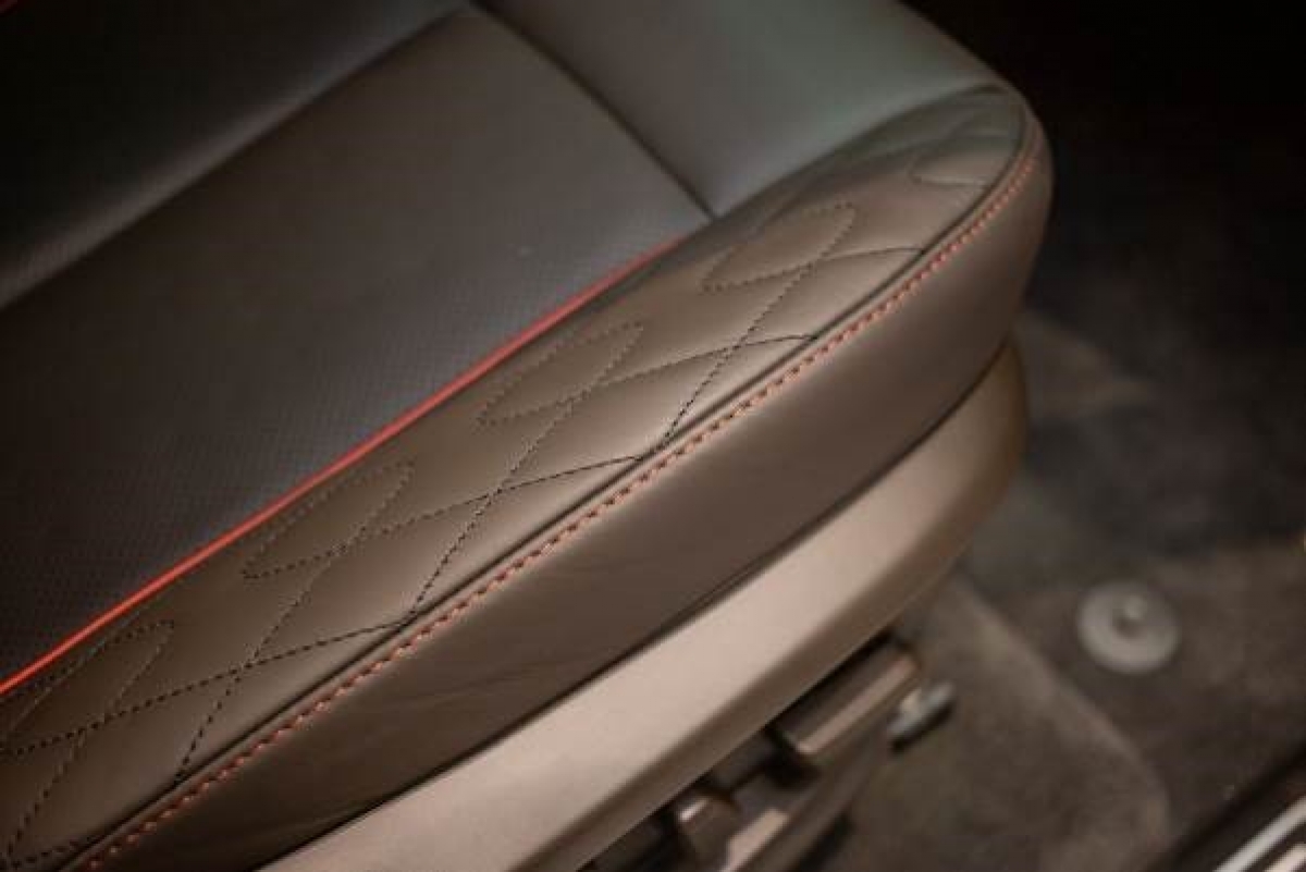Dù có giá bán thấp hơn những dòng SUV hạng sang đình đám như Lexus LX570 hay BMW X7, nhưng VinFast “Chủ tịch” lại được đánh giá cao hơn khi chiều lòng khách hàng với việc tích hợp tính năng cao cấp massage, thông gió và sưởi ấm trên cả hàng ghế trước và sau, giúp mang lại sự thư giãn tuyệt đối cho những người ngồi trên xe. Massage vốn được xem là trải nghiệm độc quyền trên những dòng sedan siêu sang mà ngay các tên tuổi lớn như Porsche, Jaguar, Mercedes, BMW, Aston Martin… cũng đều “tiết kiệm” tính tăng này trên dòng SUV. Với trang bị đồng bộ này, VinFast V8 được cho là dòng SUV mạnh mẽ dành cho những ông chủ thích lái.