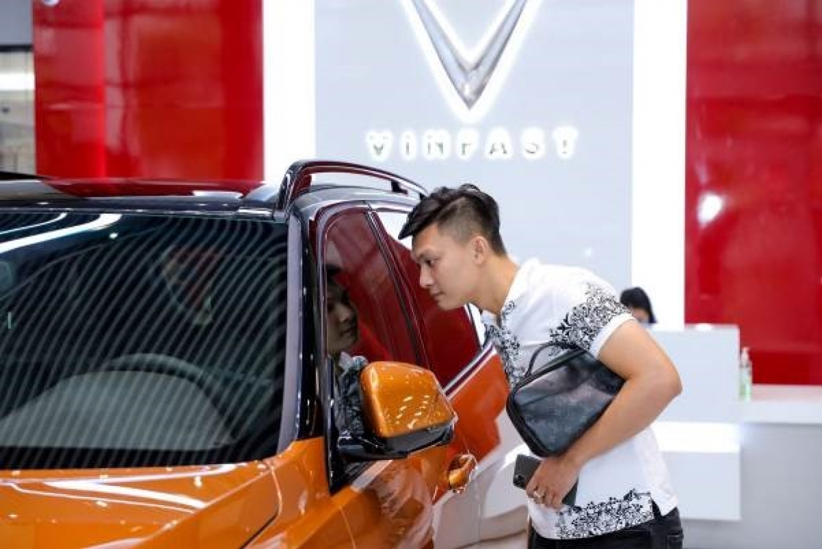 Cảnh tương tự cũng diễn ra ở VinFast Phạm Văn Đồng (Hà Nội). Rất đông người yêu xe Việt đã kéo tới đây để thưởng ngoạn mẫu xe phiên bản giới hạn của VinFast.