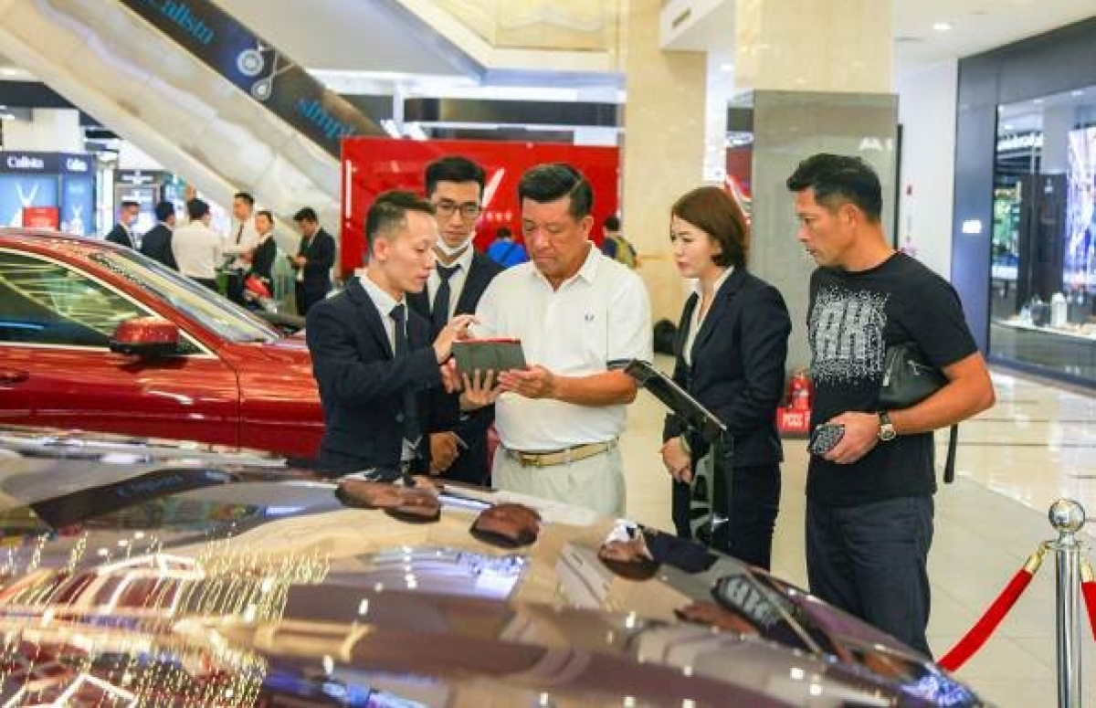 Showroom VinFast Hải Phòng (TTTM Vincom Plaza Imperia Hải Phòng) chật cứng khách trong ngày ra mắt President. So với “người anh” Lux SA, President được đánh giá là “cơ bắp” và “hầm hố” hơn, giống như những chiếc SUV hạng sang của Mỹ với hốc hút gió trên nắp capô, lưới tản nhiệt dạng mắt cáo cùng các đường gân dập nổi hai bên thân xe, không chỉ tôn lên vẻ mạnh mẽ mà còn giúp tối ưu tính khí động học cho xe. Ở phía sau, xe được trang bị cặp ống xả kép cỡ lớn đậm chất thể thao, hỗ trợ động cơ V8 vận hành trơn tru và đạt hiệu suất tốt.