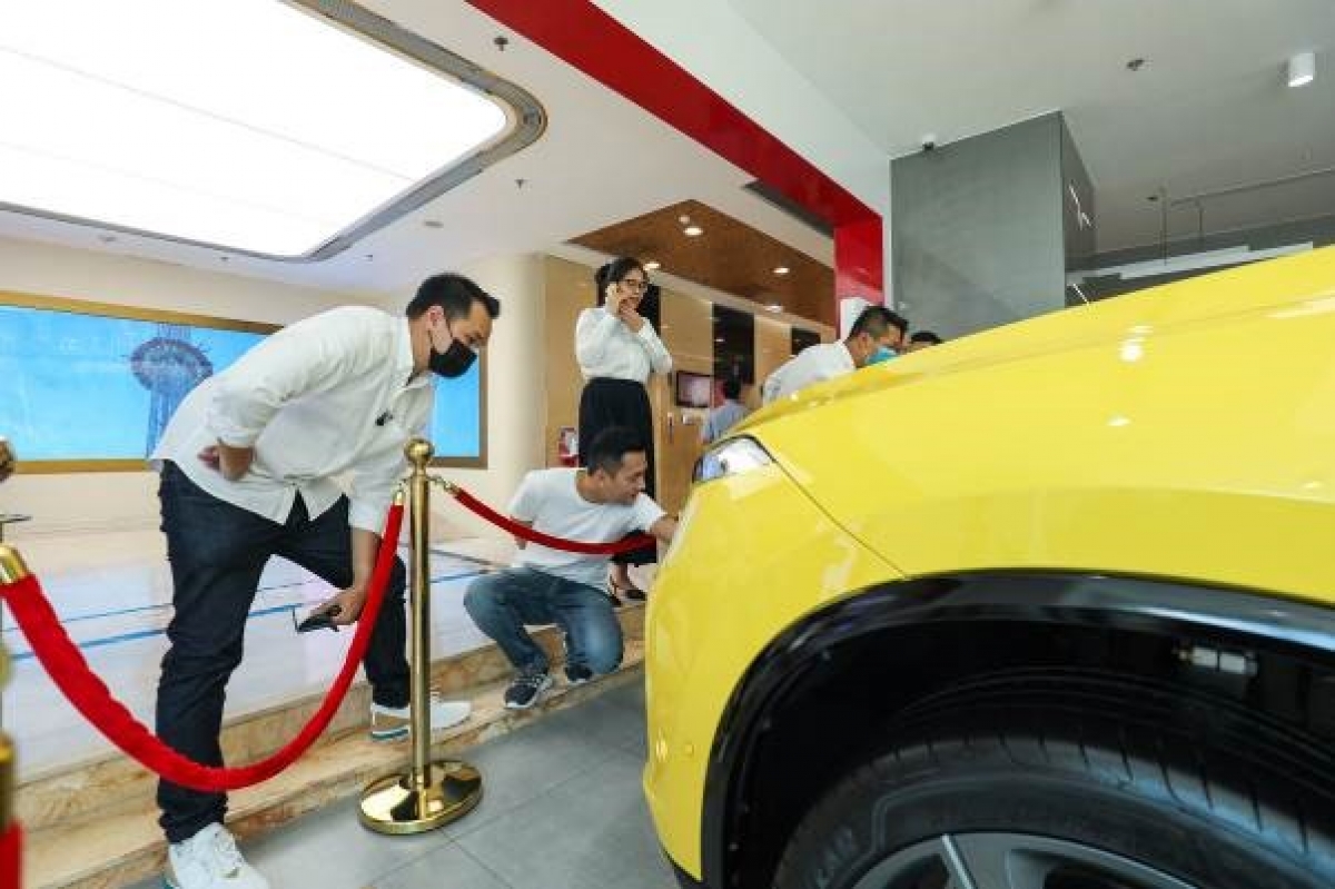 Cùng thời điểm, các nhân viên của showroom Đồng Khởi (Vincom Đồng Khởi, TP.HCM) đã có một ngày làm việc vất vả khi rất đông khách quan tâm, tìm hiểu chiếc VinFast President. Một trong những điểm nhấn của VinFast President là trang bị động cơ V8 6.2L với công suất tối đa 420 mã lực, mô-men xoắn cực đại 624 Nm, kết hợp cùng hộp số tự động 8 cấp và hệ dẫn động 4 bánh toàn thời gian, giúp xe có khả năng tăng tốc 0-100 km/h chỉ trong 6,8 giây.