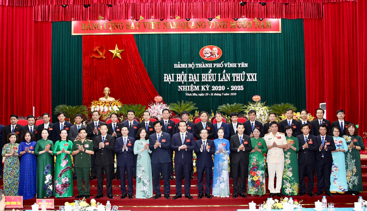 Ban Chấp hành Đảng bộ thành phố Vĩnh Yên lần thứ XXI, nhiệm kỳ 2020-2025 gồm 41 đồng chí ra mắt Đại hội. (Ảnh: Báo Xây dựng)